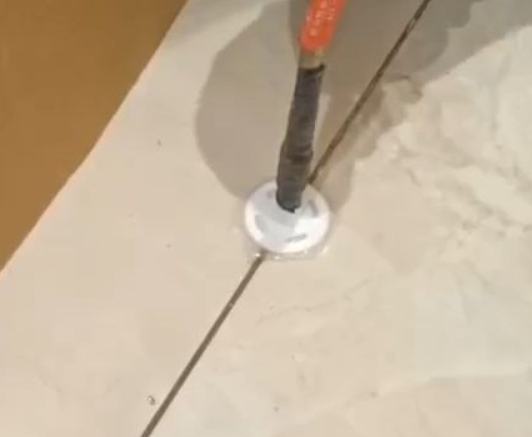 鸡冠瓷砖空鼓维修公司专业解答瓷砖在铺贴过程中，如果没有涂抹均匀到位的粘结材料（如水泥砂浆或瓷砖胶），可能会导致以下问题