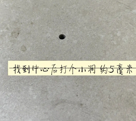 鸡冠瓷砖空鼓维修公司专业解答在瓷砖铺贴过程中，如果砂料搅拌不均匀，将会带来以下问题