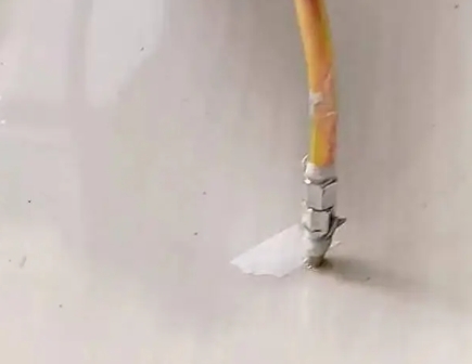 鸡冠瓷砖空鼓维修公司专业解答在瓷砖铺贴过程中，如果使用的砂料过粗（如全部使用了粗砂），可能会导致以下问题