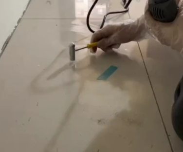 鸡冠瓷砖开裂维修公司专业分享瓷砖在铺贴前如果没有沥干水分，将会导致以下问题